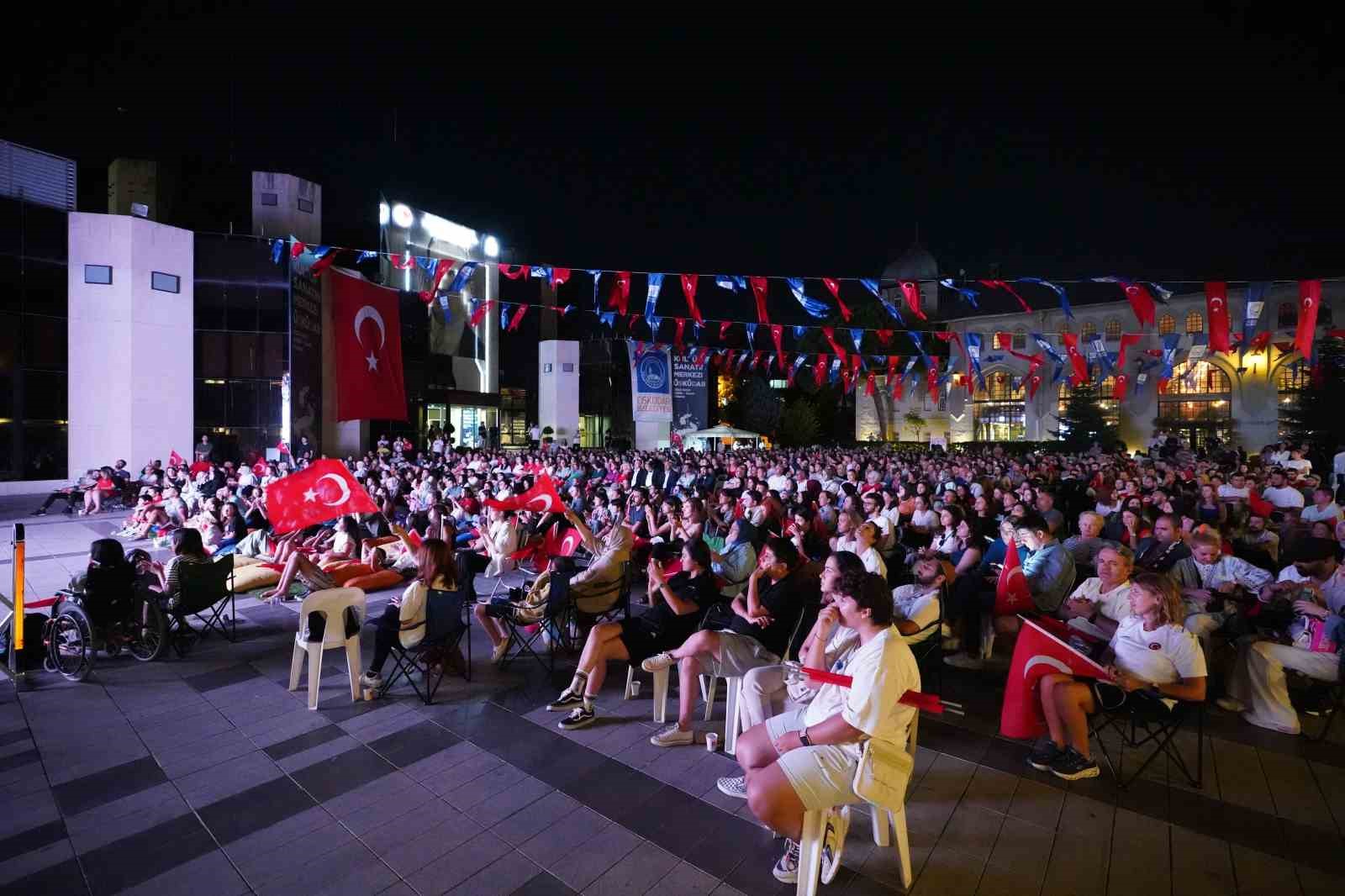 Üsküdar’da A Milli Voleybol yarı final maçının heyecanı dev ekranda yaşandı
