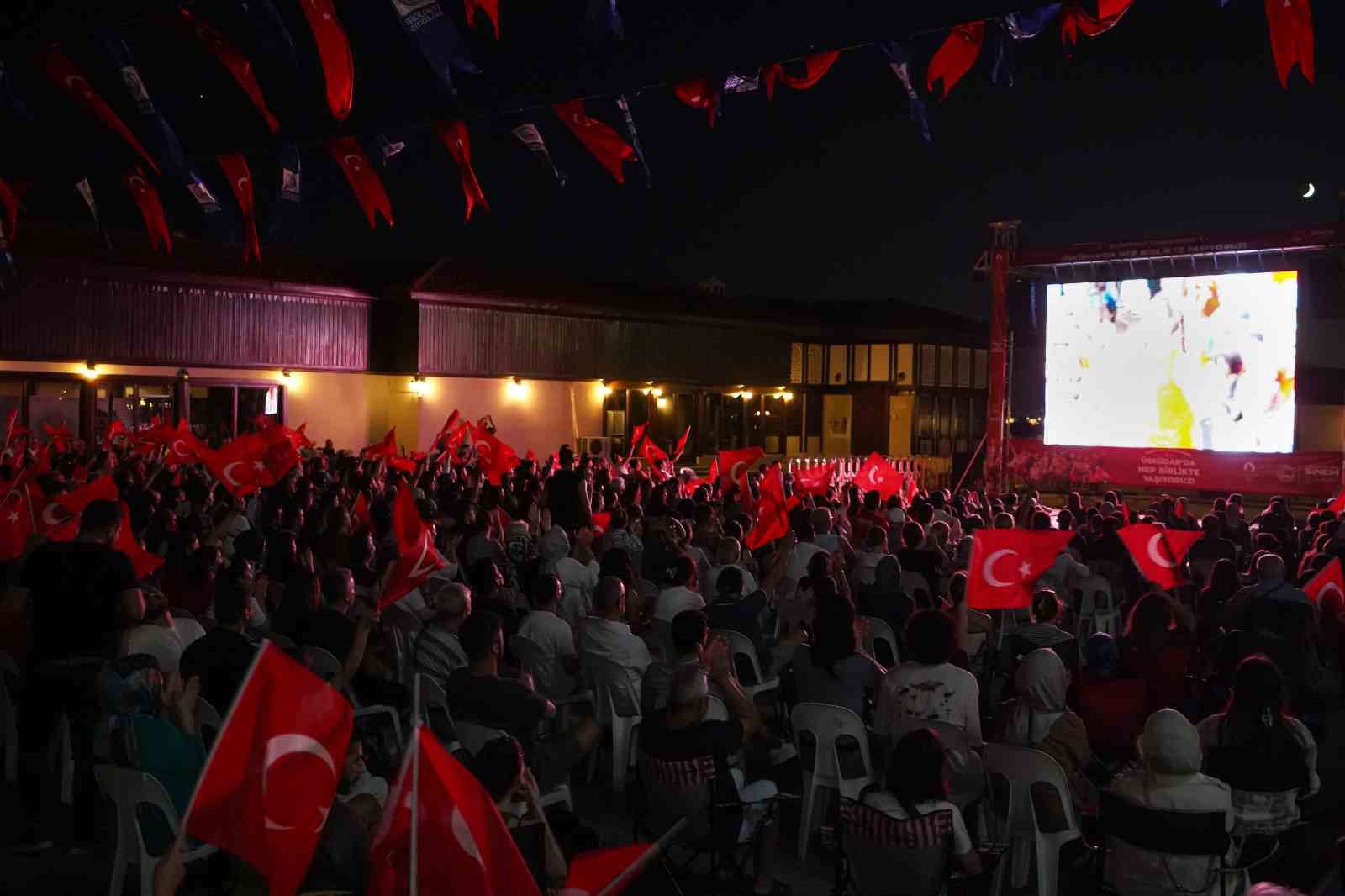 Üsküdar’da A Milli Voleybol yarı final maçının heyecanı dev ekranda yaşandı
