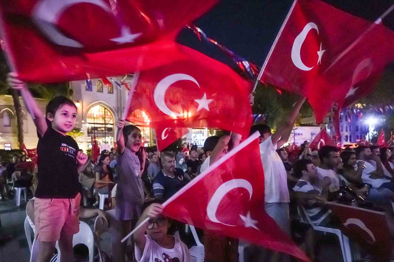 Üsküdar’da A Milli Voleybol yarı final maçının heyecanı dev ekranda yaşandı
