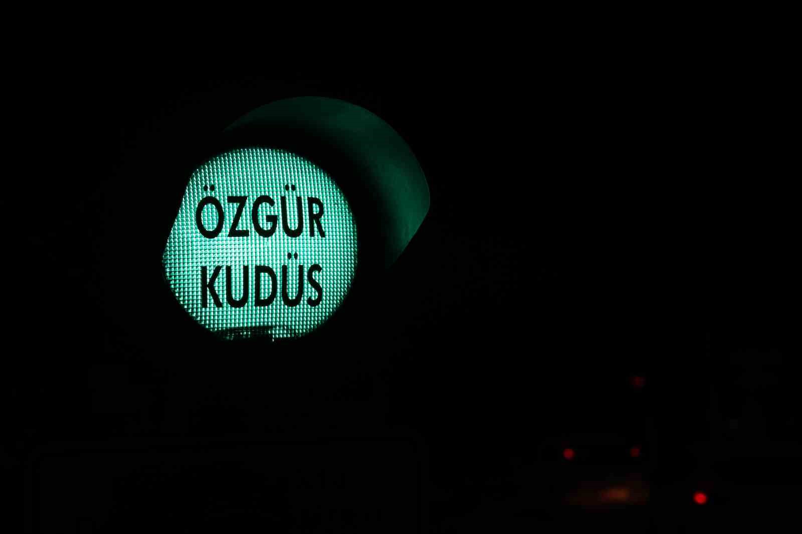 Elazığ’da “Özgür Kudüs” çağrısı trafik ışıklarında
