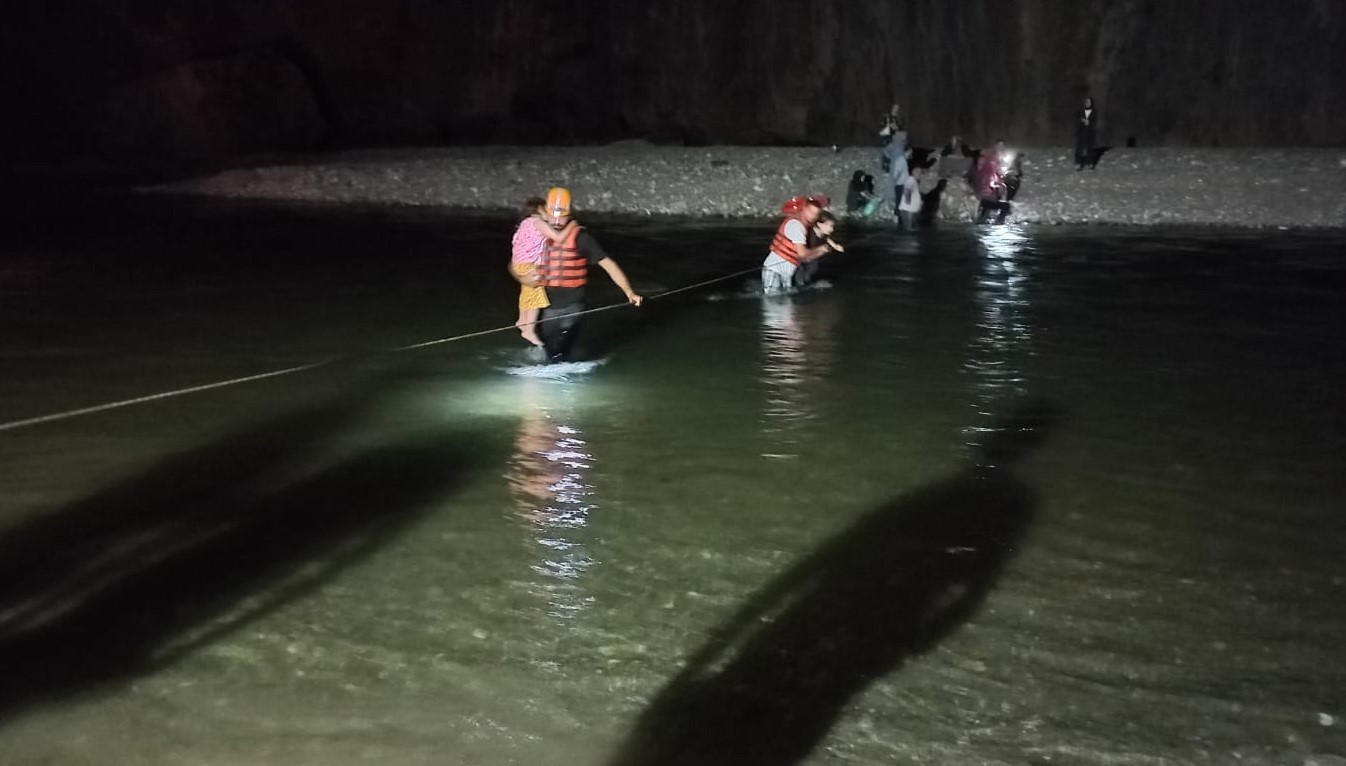 Su seviyesinin yükselmesi ile derede mahsur kalan 16 kişi kurtarıldı
