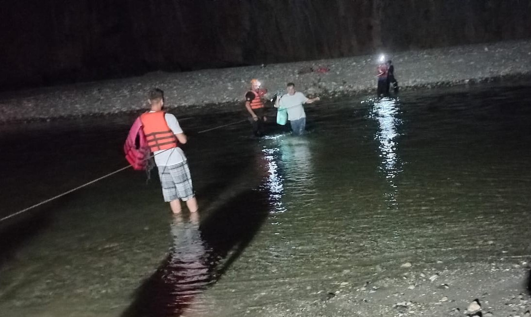 Su seviyesinin yükselmesi ile derede mahsur kalan 16 kişi kurtarıldı
