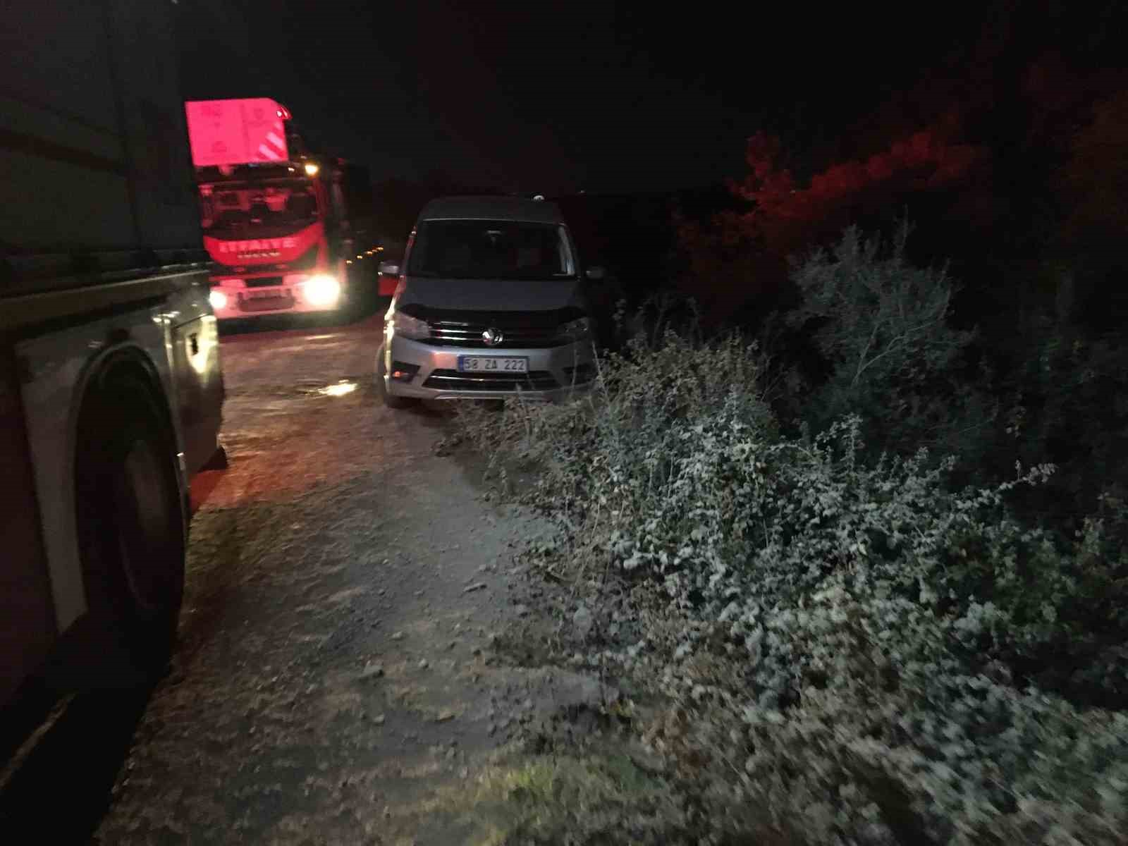 Uçurumda asılı kalan araçtan çıkmaya çalışırken 30 metre yükseklikten düştü
