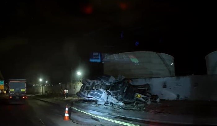 Hatay’da beton pompası taşıyan tır devrildi
