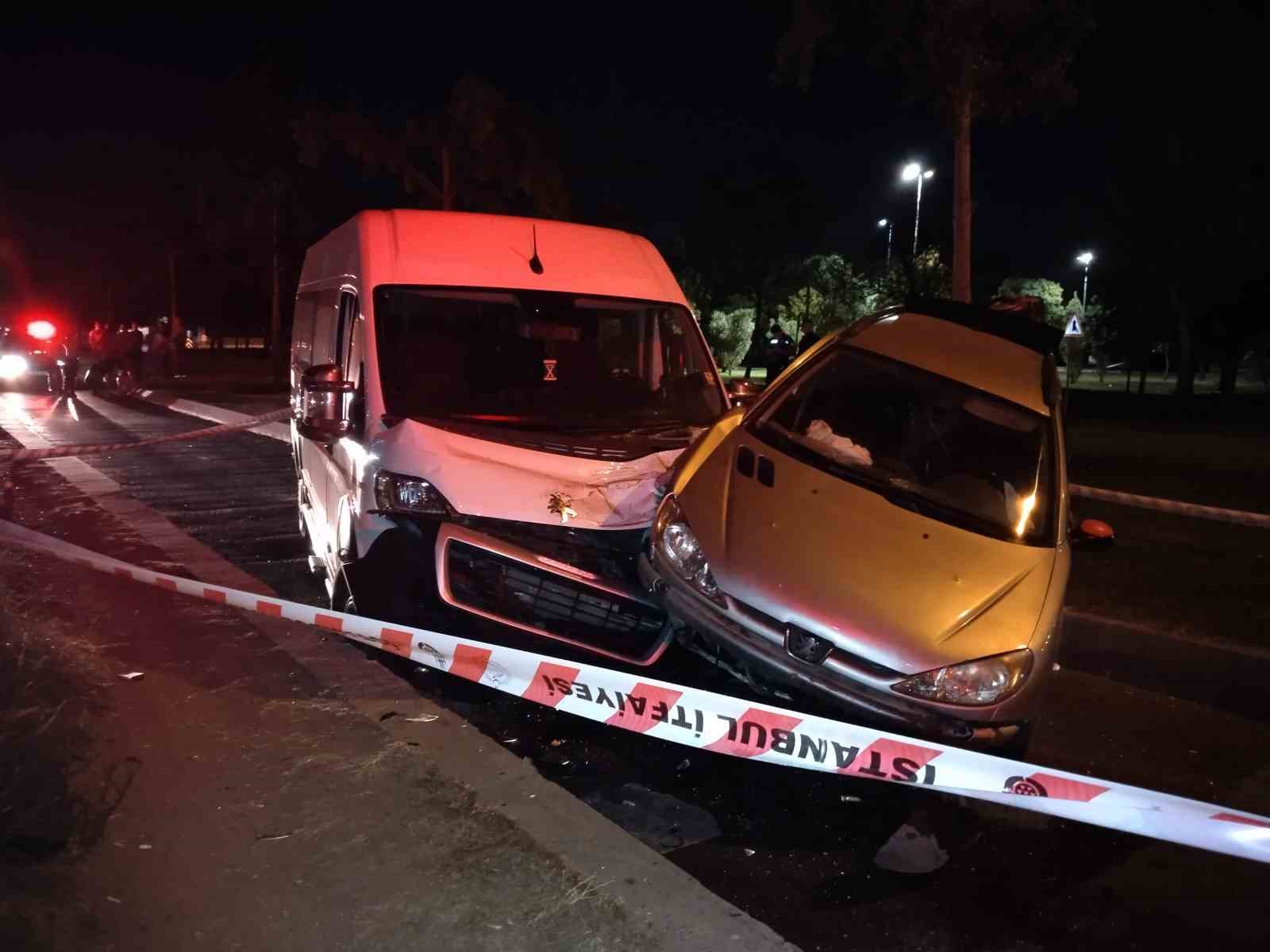 Kartal’da kontrolden çıkan otomobil trafik ışıklarında bekleyen öğrenci servisine çarptı: 2 yaralı
