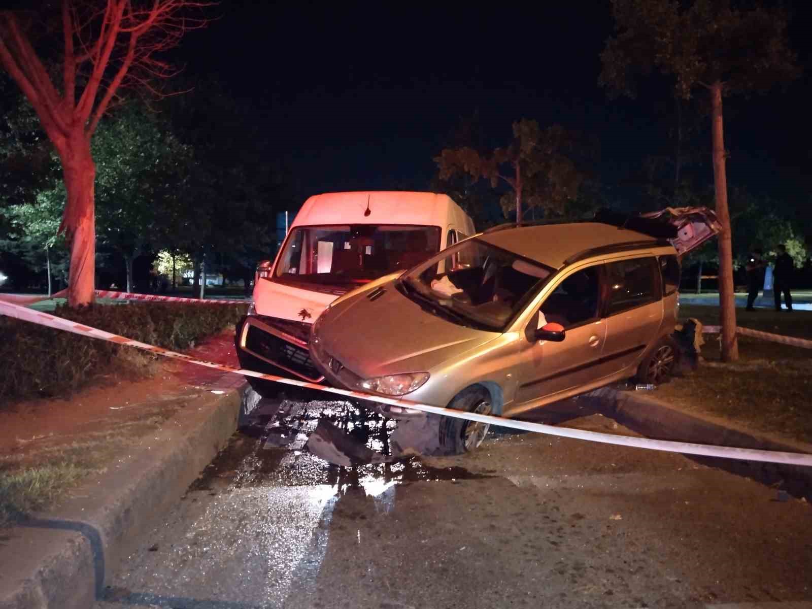 Kartal’da kontrolden çıkan otomobil trafik ışıklarında bekleyen öğrenci servisine çarptı: 2 yaralı
