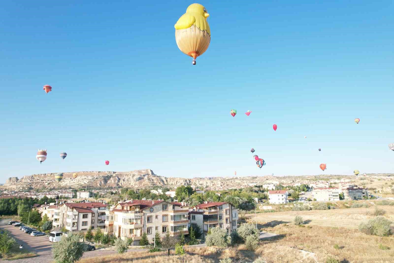 Figürlü sıcak hava balonları Ürgüp’de havalandı
