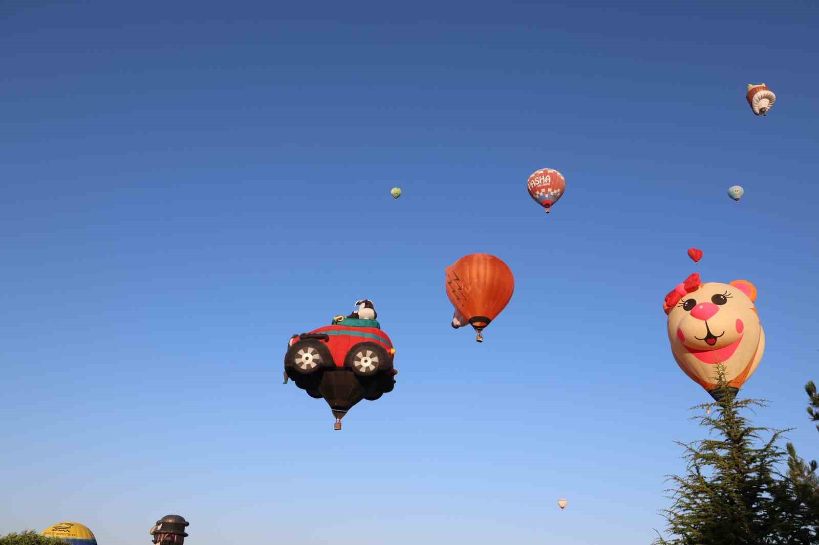 Figürlü sıcak hava balonları Ürgüp’de havalandı
