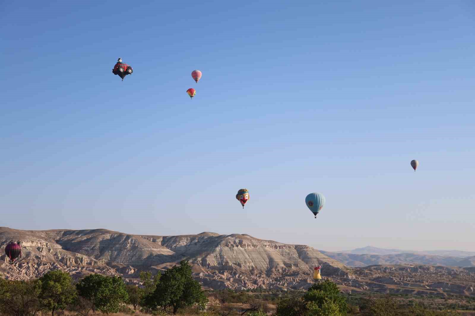 Figürlü sıcak hava balonları Ürgüp’de havalandı
