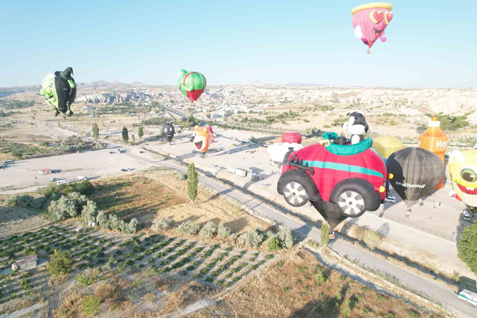 Figürlü sıcak hava balonları Ürgüp’de havalandı
