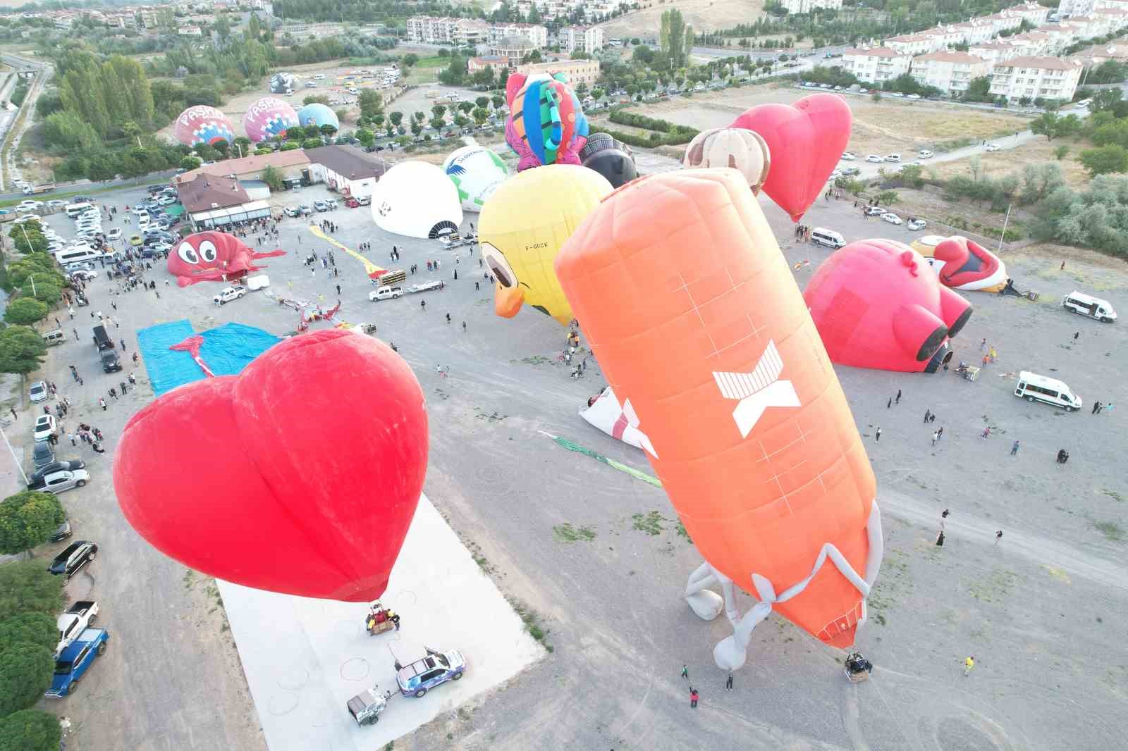 Figürlü sıcak hava balonları Ürgüp’de havalandı
