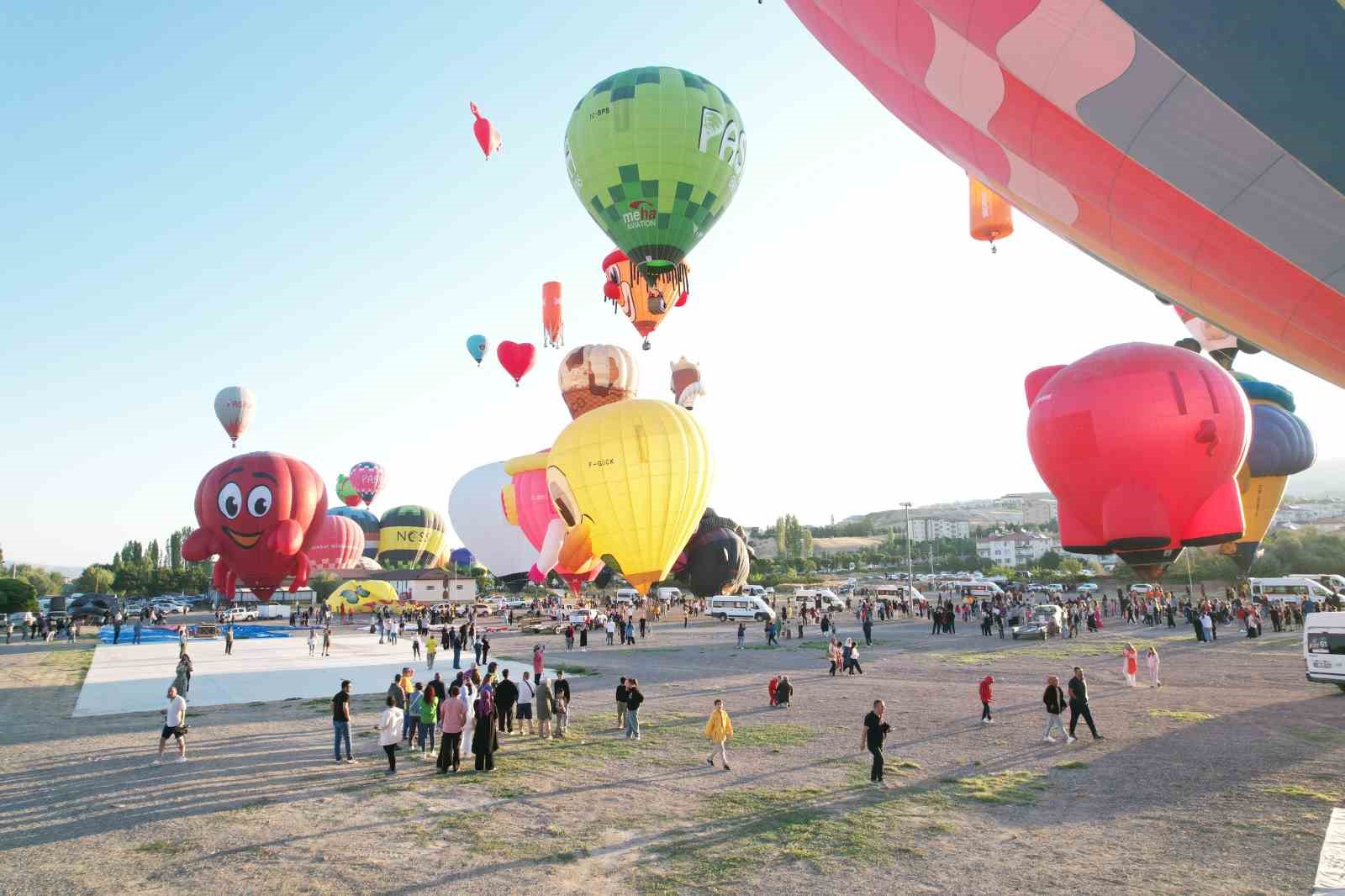 Figürlü sıcak hava balonları Ürgüp’de havalandı
