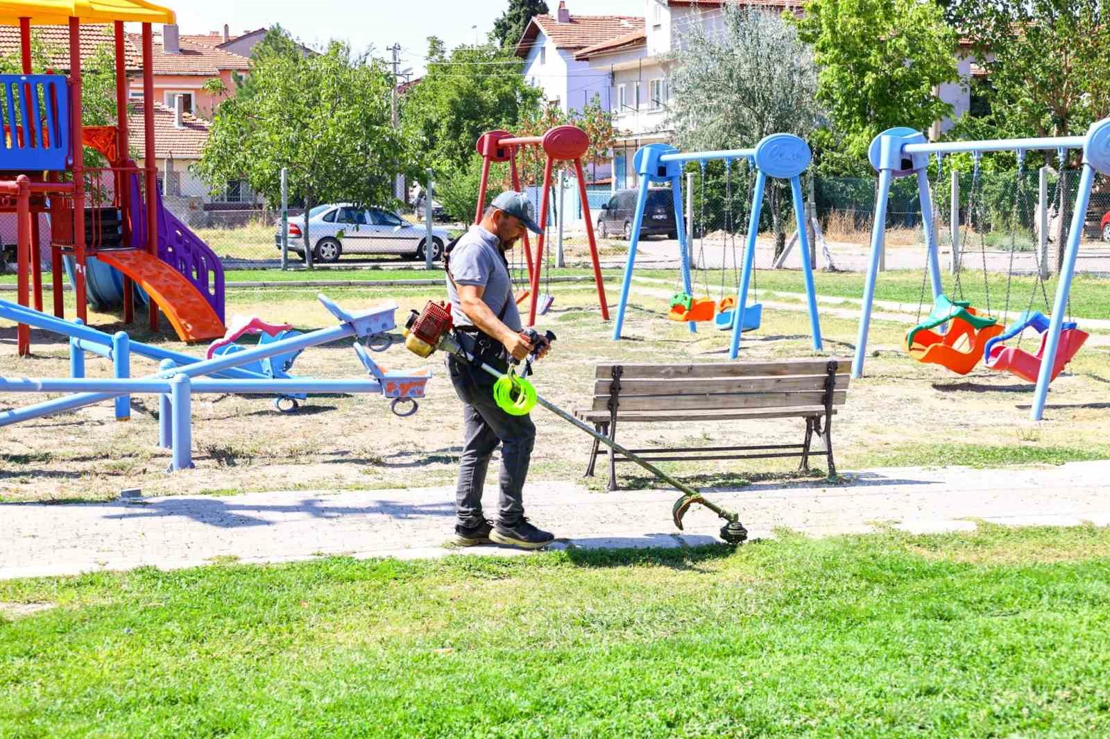 Uşak Belediyesinin bakım ve temizlik çalışmaları sürüyor
