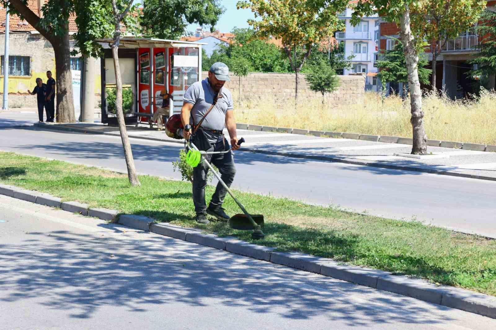 Uşak Belediyesinin bakım ve temizlik çalışmaları sürüyor
