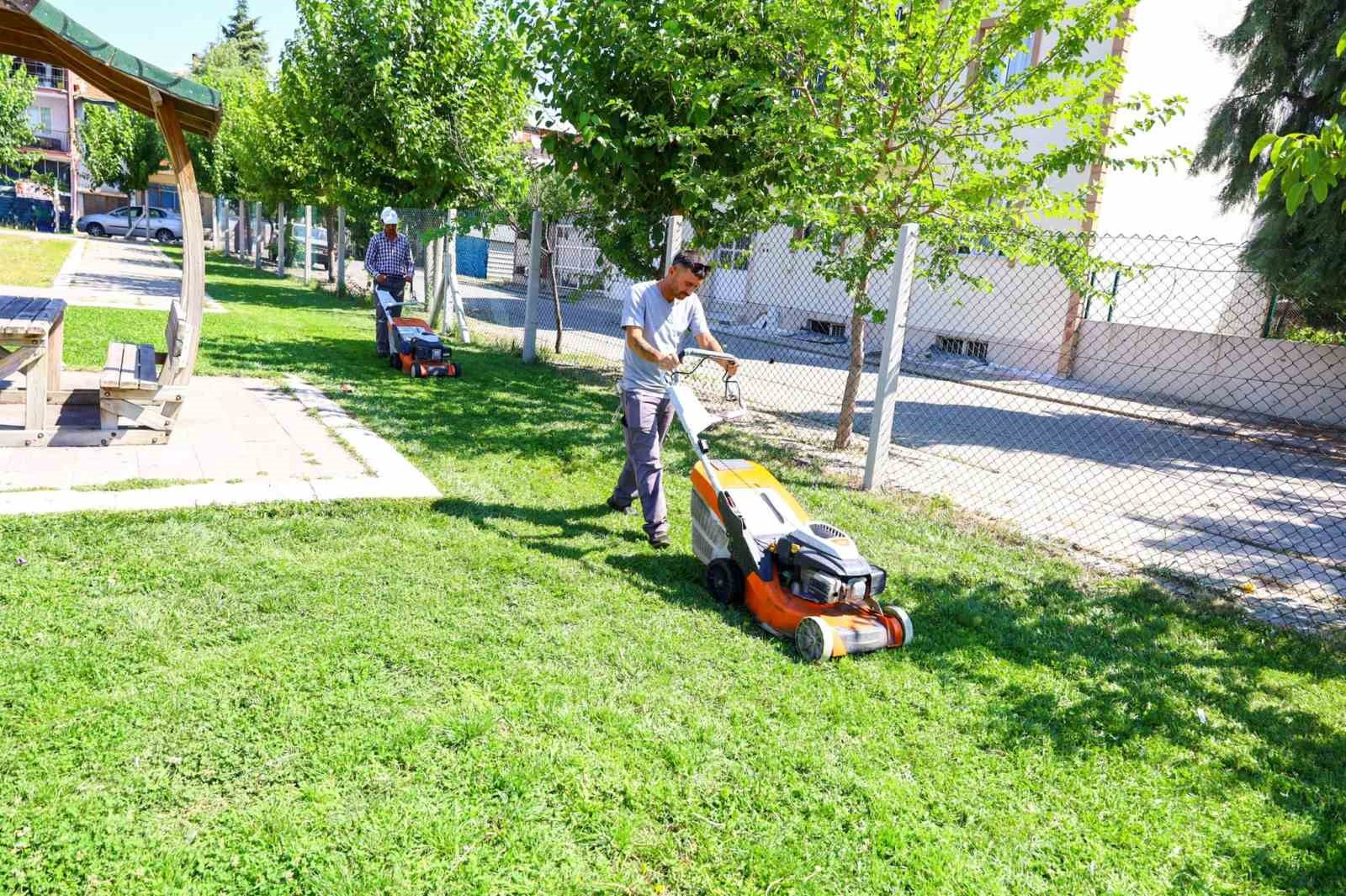 Uşak Belediyesinin bakım ve temizlik çalışmaları sürüyor
