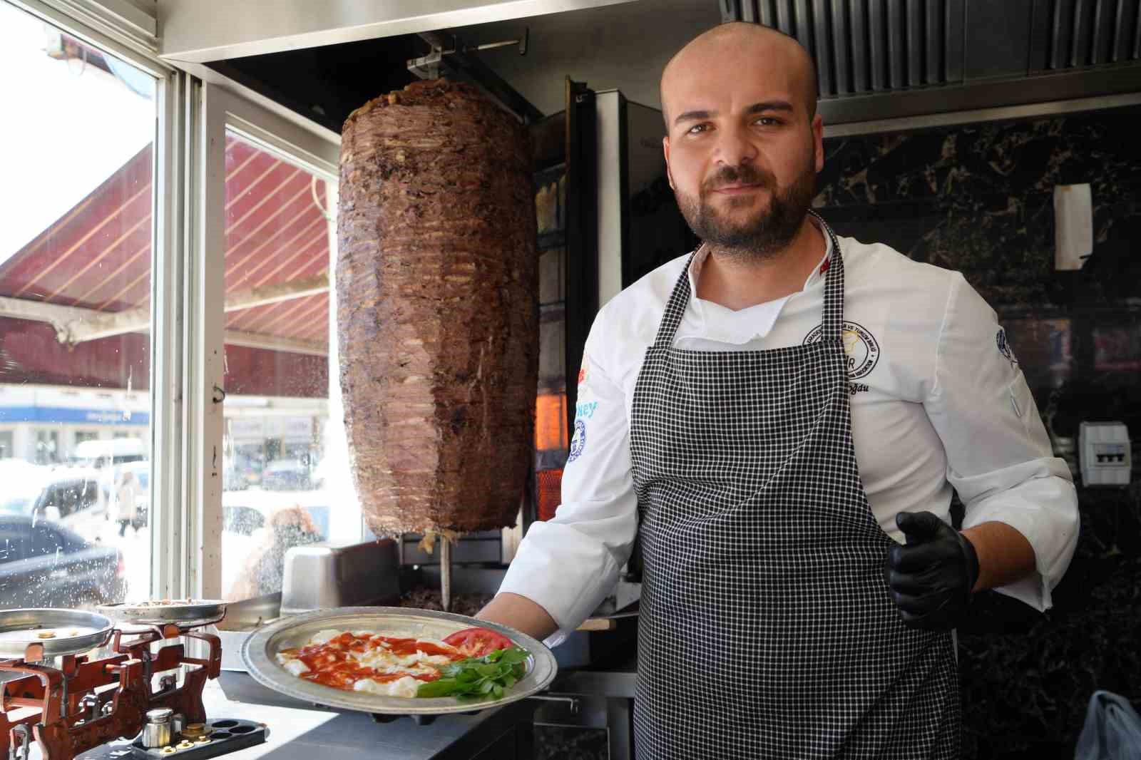 Bursa’nın İskender’ine rakip çıktı: Damak çatlatan meşhur Bayburt döneri yöresel lezzet yaprak mantıyla buluşturuldu
