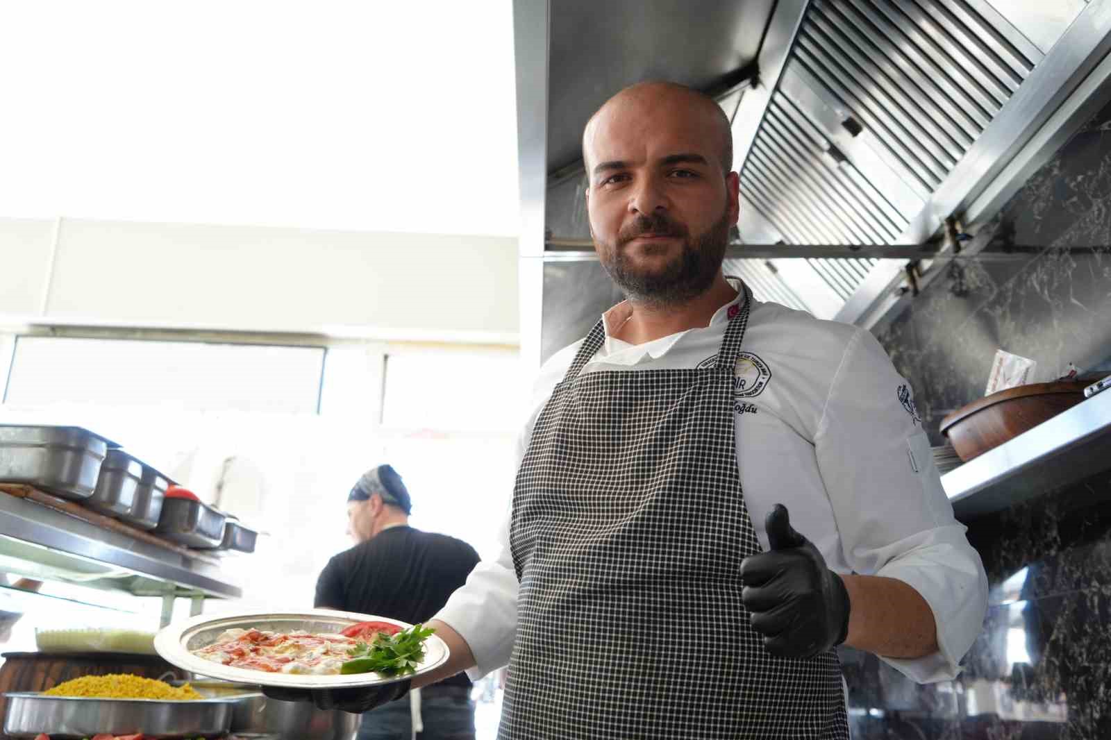 Bursa’nın İskender’ine rakip çıktı: Damak çatlatan meşhur Bayburt döneri yöresel lezzet yaprak mantıyla buluşturuldu
