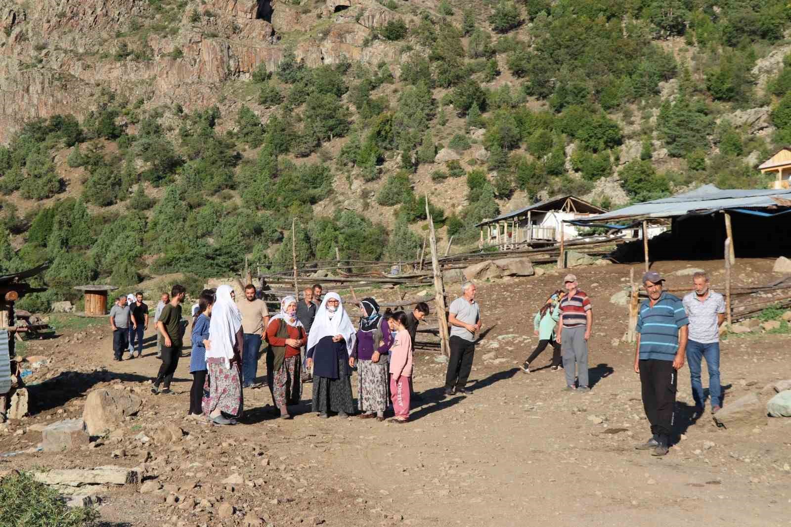 Oltu’da çiftçiler tapu sorununun çözülmesini istiyor
