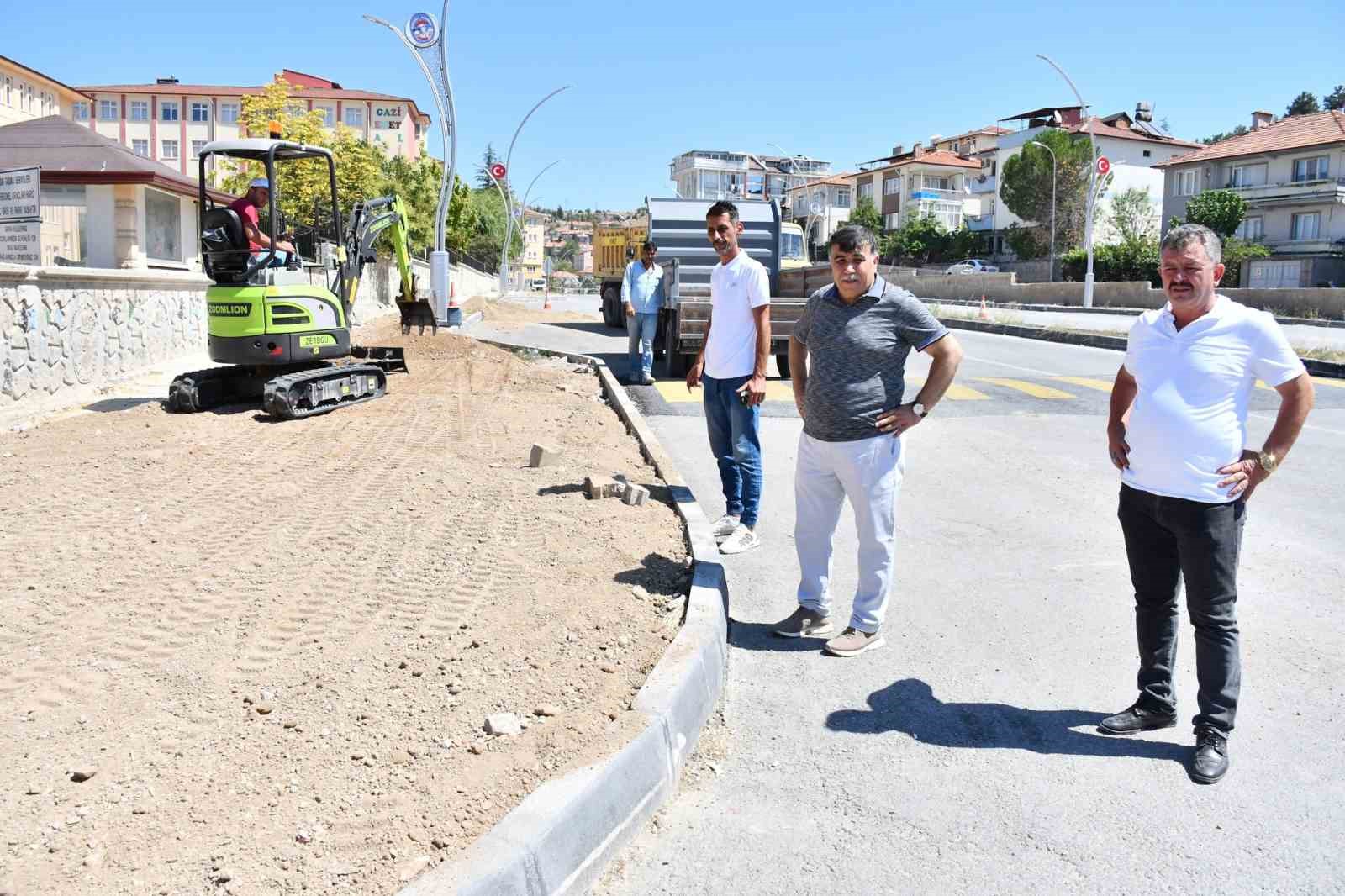 Emet Belediyesi yol, refüj ve kaldırım düzenleme çalışması başlattı
