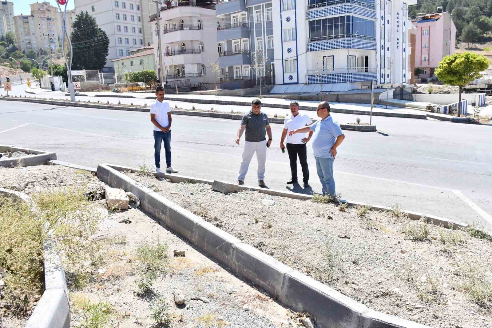 Emet Belediyesi yol, refüj ve kaldırım düzenleme çalışması başlattı
