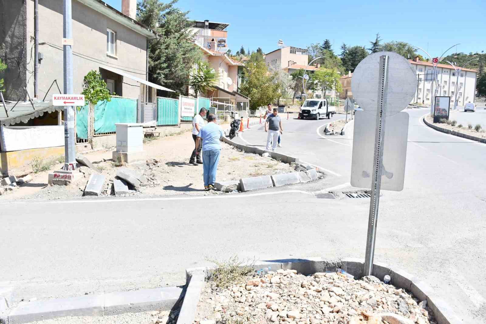 Emet Belediyesi yol, refüj ve kaldırım düzenleme çalışması başlattı
