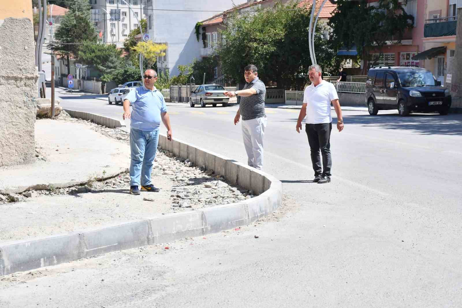 Emet Belediyesi yol, refüj ve kaldırım düzenleme çalışması başlattı
