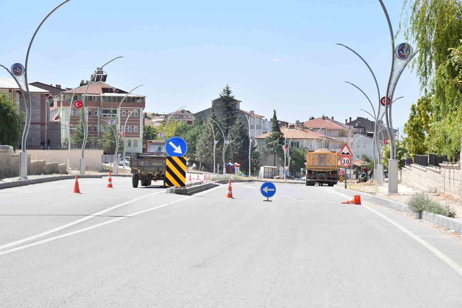 Emet Belediyesi yol, refüj ve kaldırım düzenleme çalışması başlattı
