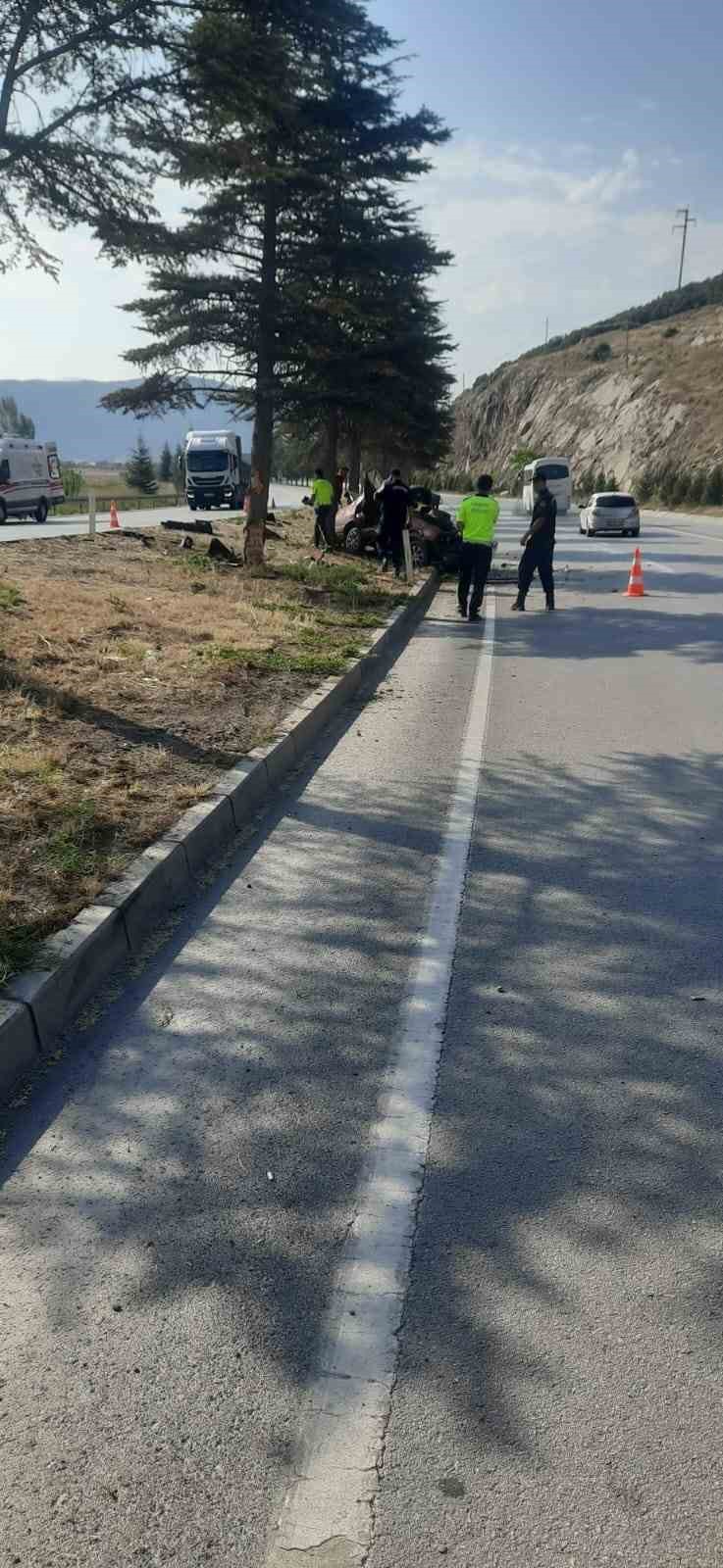 Ağaca çarpıp hurdaya dönen TOFAŞ’tan sağ çıkamadı
