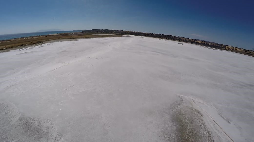 Buharlaşan göl tuzla kaplandı
