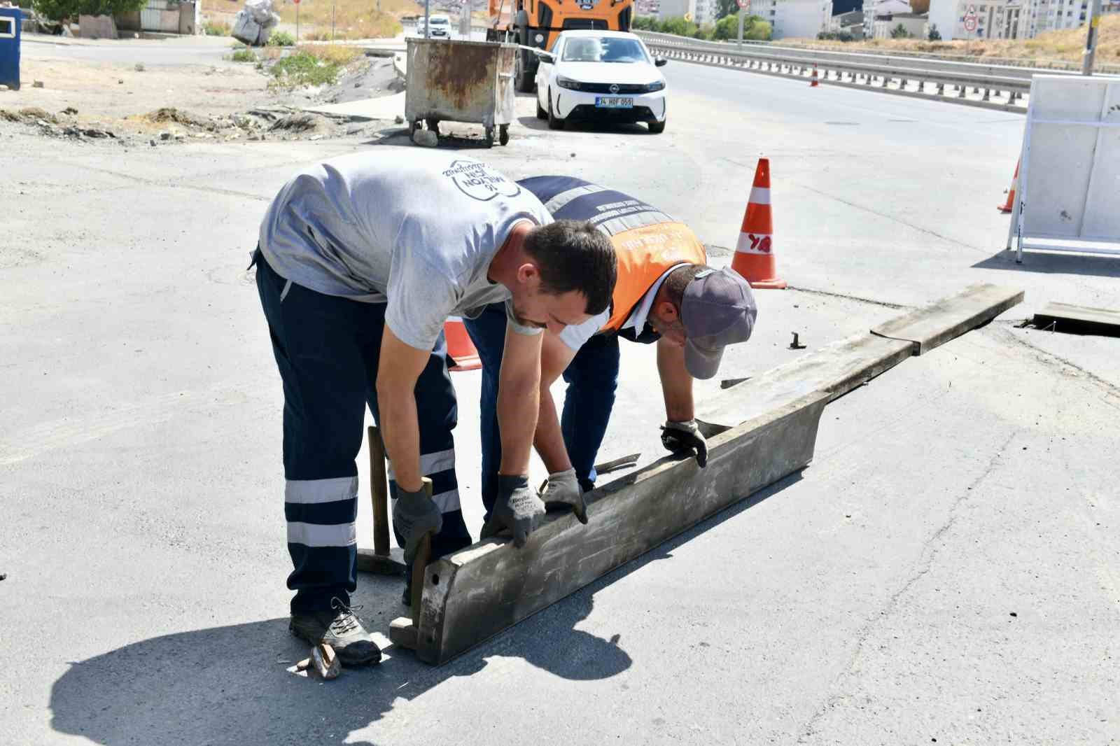 Esenyurt’ta 3 ana arteri birbirine bağlayan kavşakta çalışma
