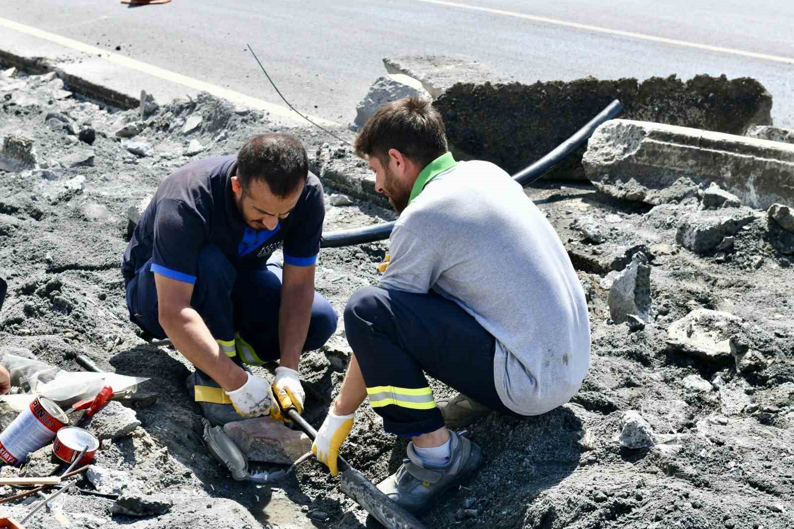 Esenyurt’ta 3 ana arteri birbirine bağlayan kavşakta çalışma
