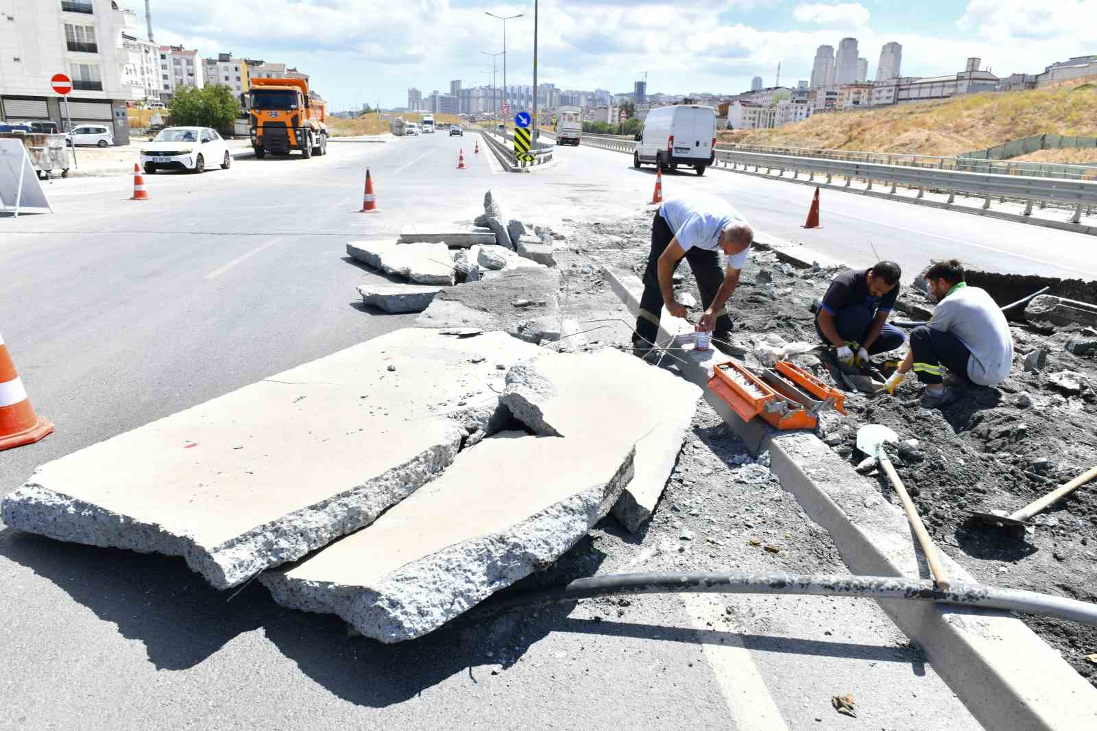 Esenyurt’ta 3 ana arteri birbirine bağlayan kavşakta çalışma
