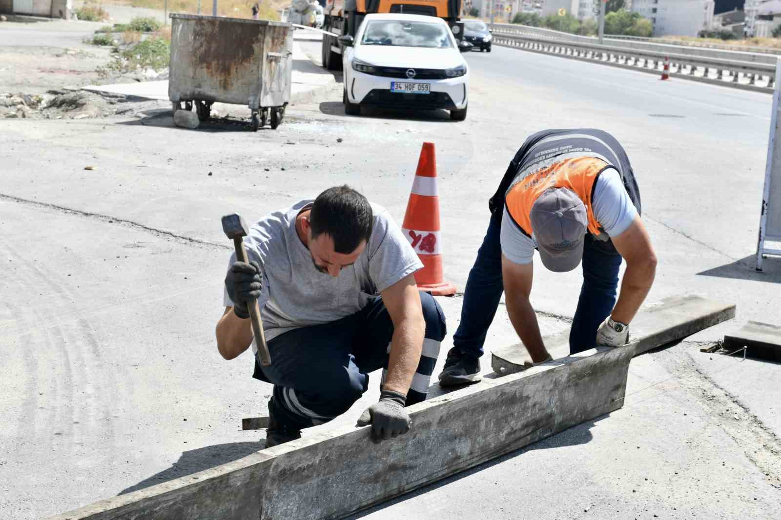 Esenyurt’ta 3 ana arteri birbirine bağlayan kavşakta çalışma
