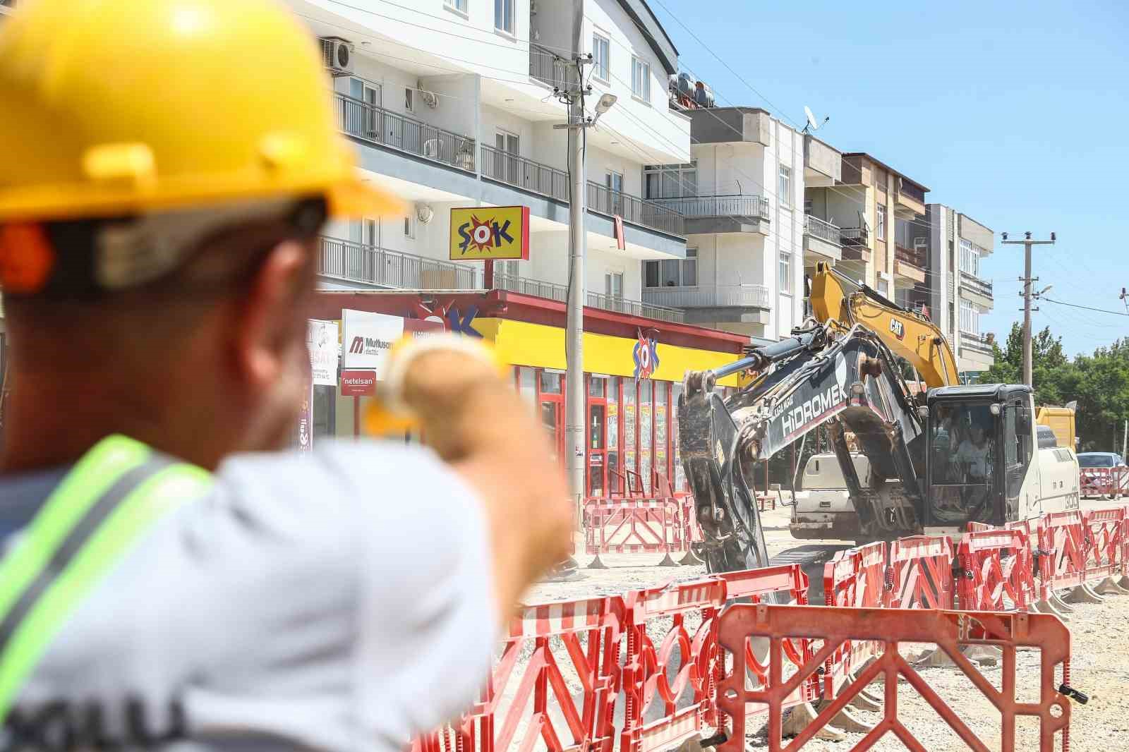 Büyükşehir’in 350 milyon TL bütçeli 76 kilometrelik kanalizasyon şebeke hattı çalışması sürüyor
