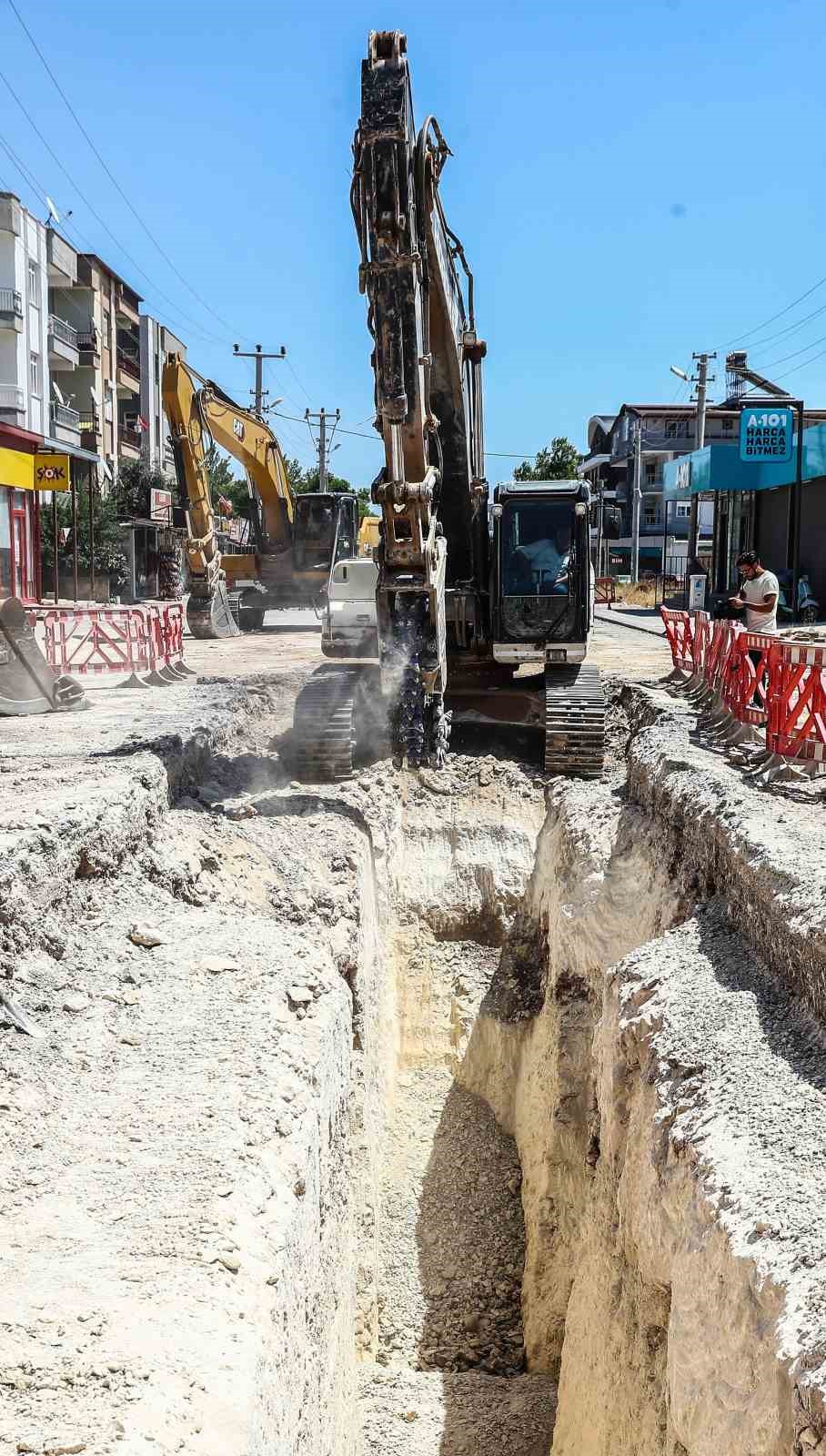 Büyükşehir’in 350 milyon TL bütçeli 76 kilometrelik kanalizasyon şebeke hattı çalışması sürüyor
