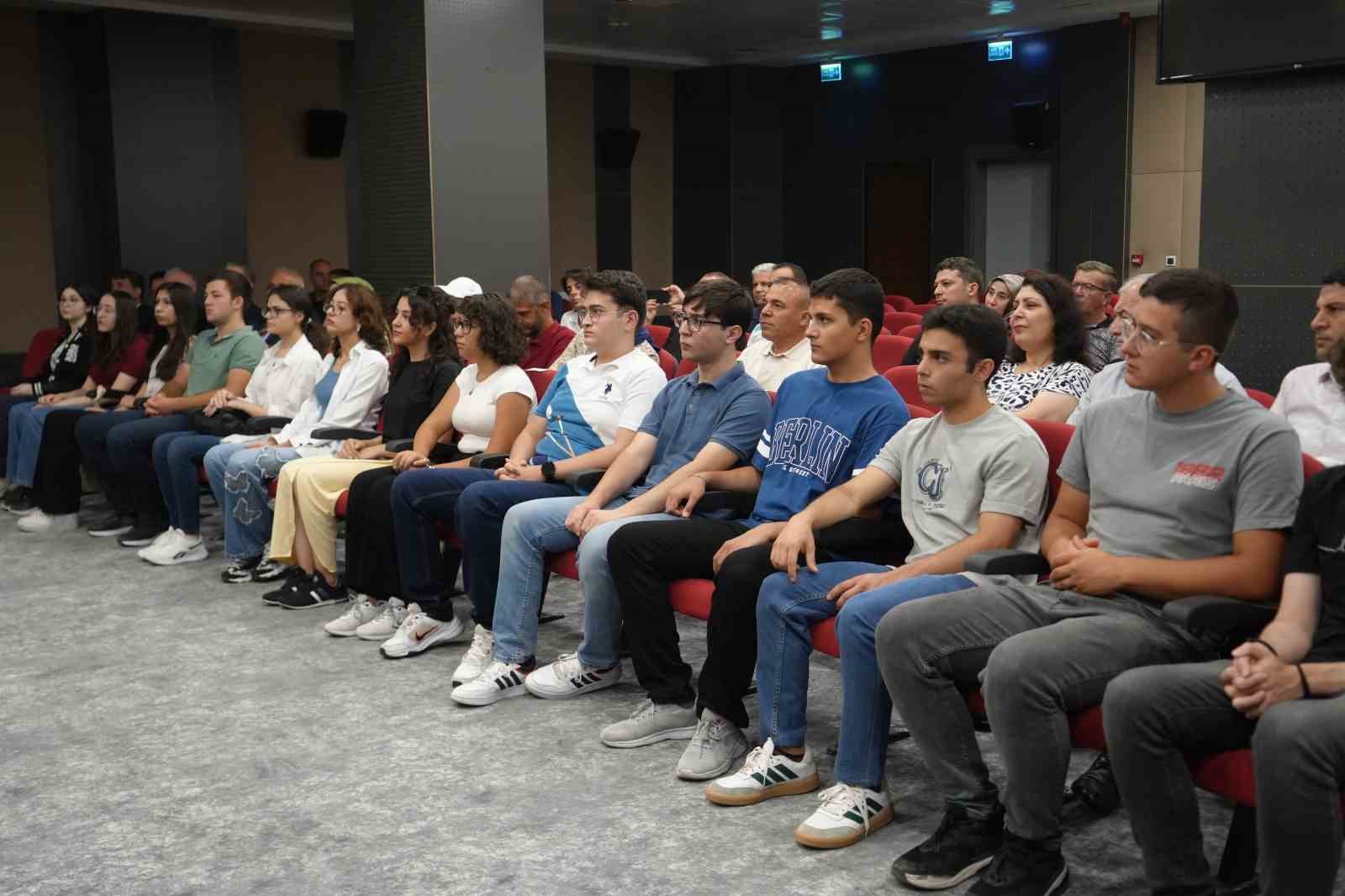 Niğde’de YKS’de ilk bine giren öğrenciler ödüllendirildi
