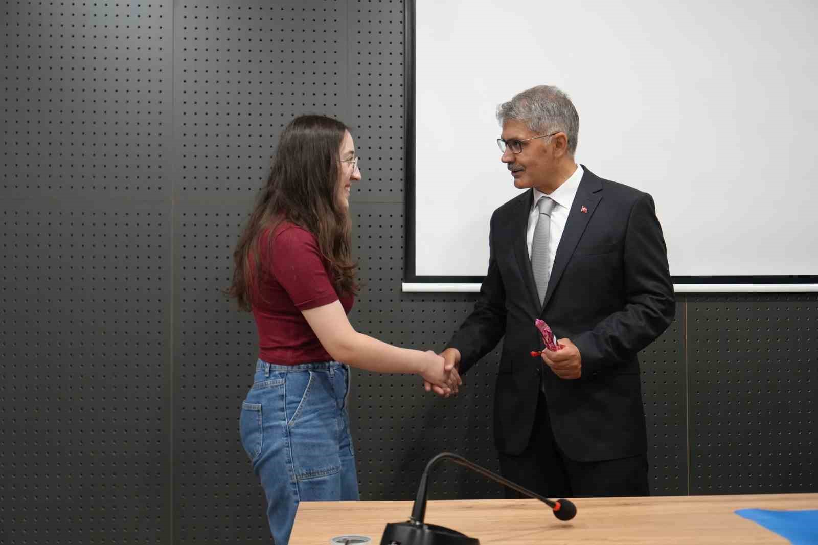 Niğde’de YKS’de ilk bine giren öğrenciler ödüllendirildi
