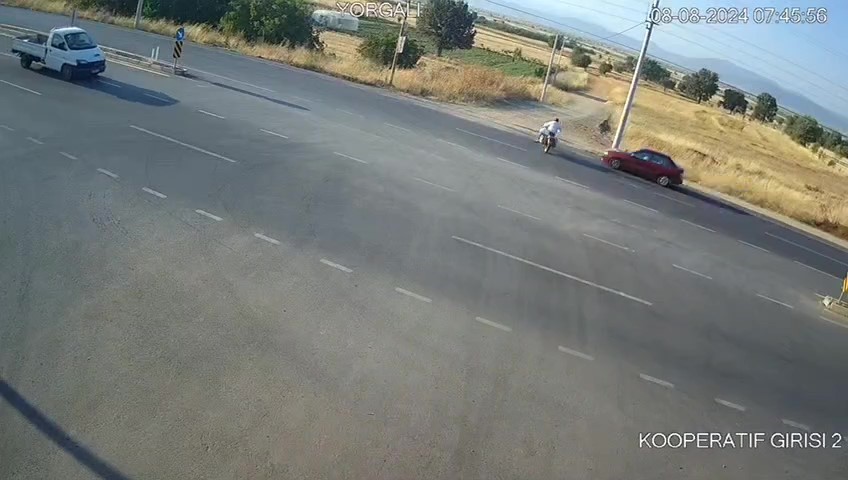 Motosiklet ve otomobilin çarpıştığı kaza anı güvenlik kamerasında
