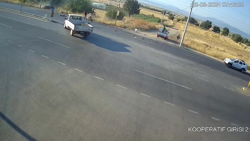 Motosiklet ve otomobilin çarpıştığı kaza anı güvenlik kamerasında
