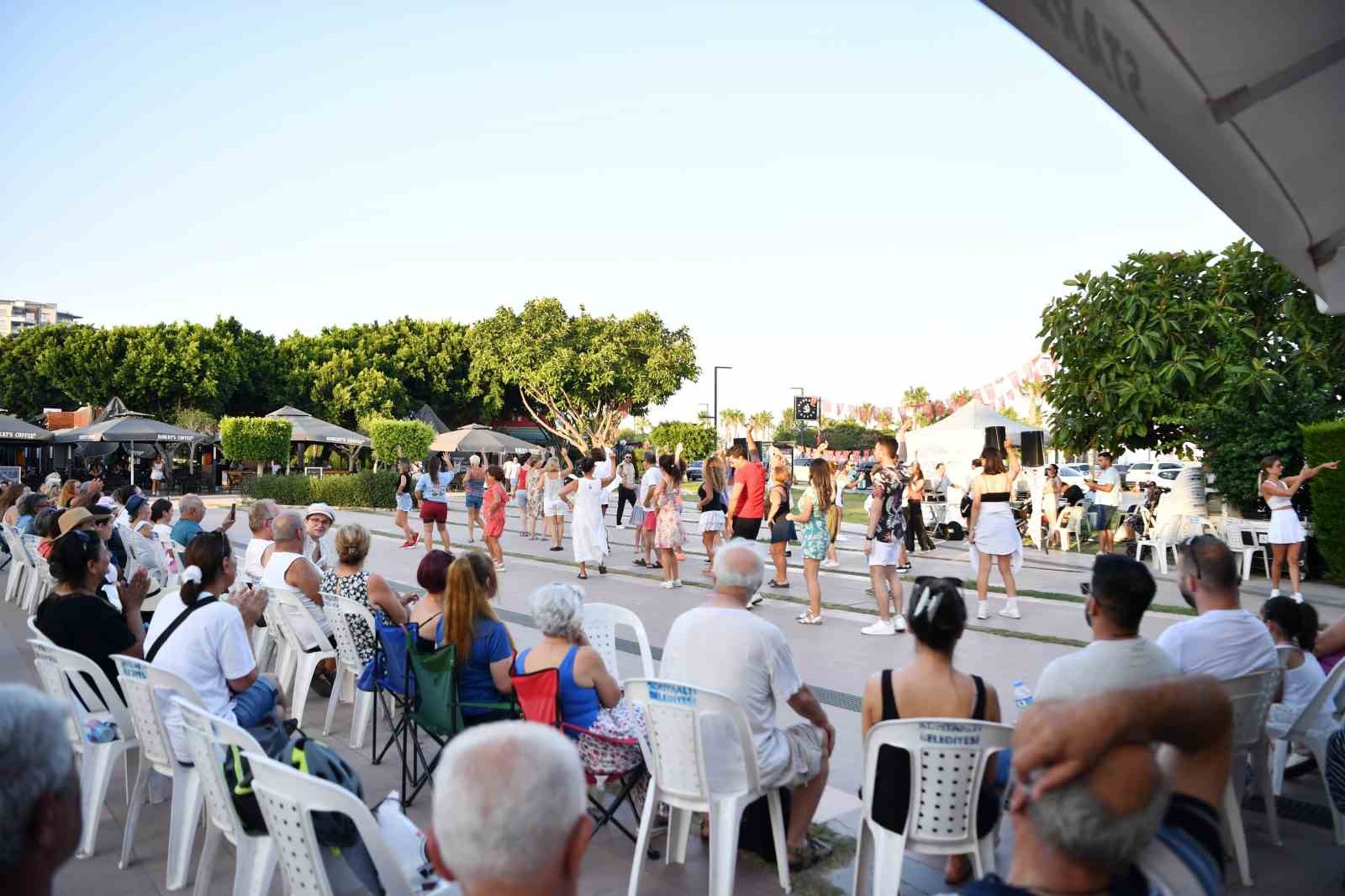 Konyaaltı’nda her Pazar sokakta dans var
