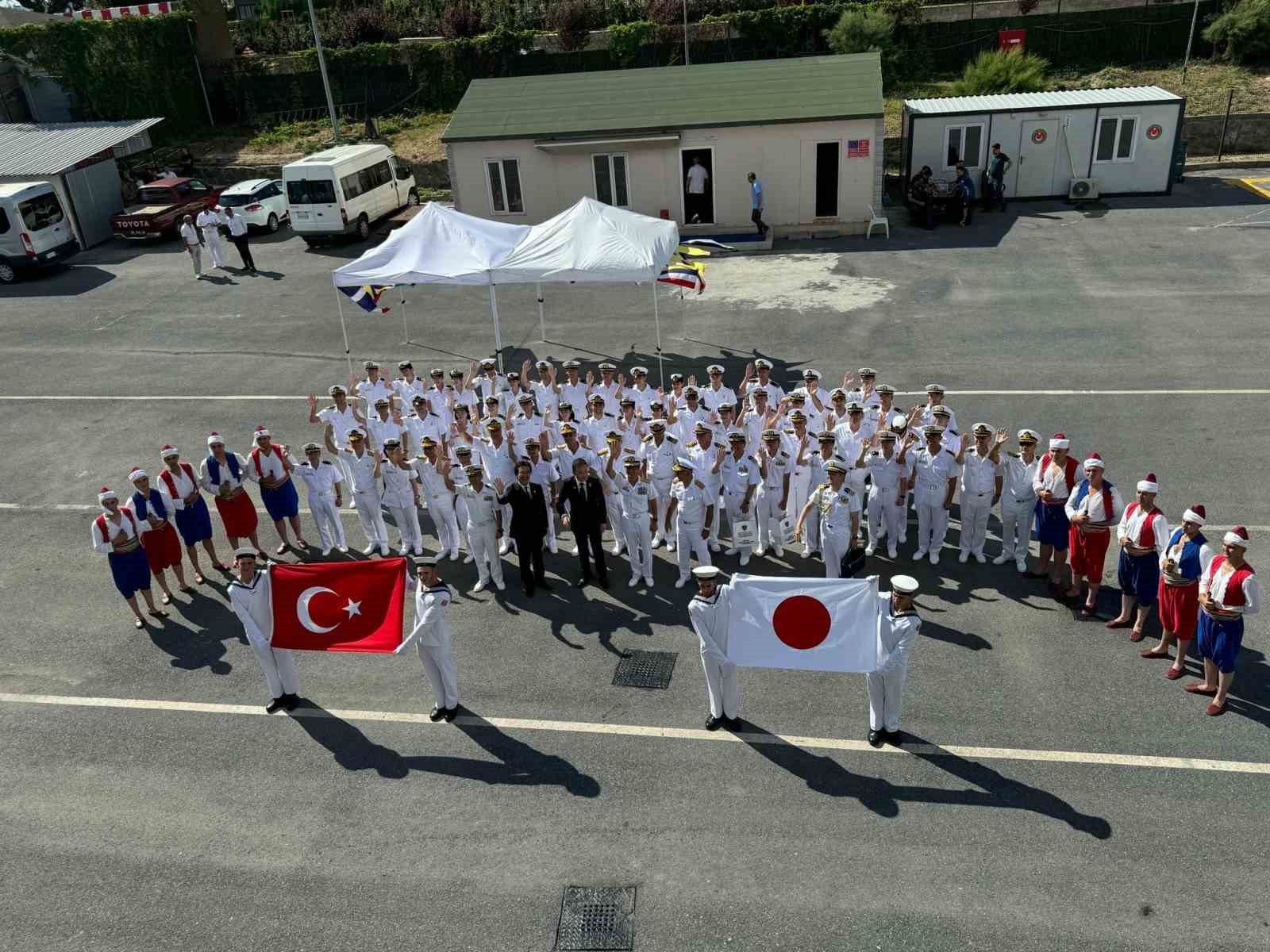 Japon eğitim gemileri dostluğun 100. yılını kutlamak için Sarayburnu Limanı’na demirledi
