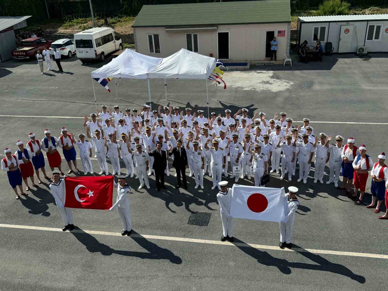 Japon eğitim gemileri dostluğun 100. yılını kutlamak için Sarayburnu Limanı’na demirledi
