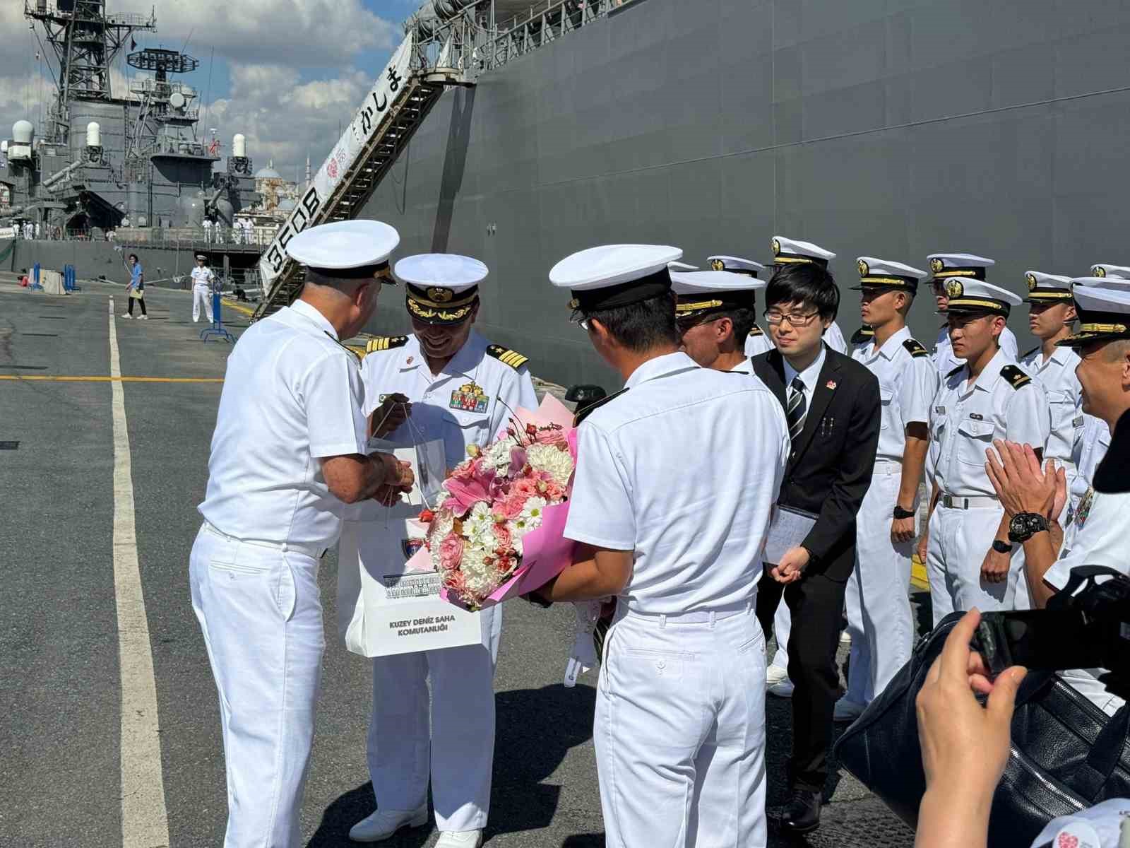 Japon eğitim gemileri dostluğun 100. yılını kutlamak için Sarayburnu Limanı’na demirledi
