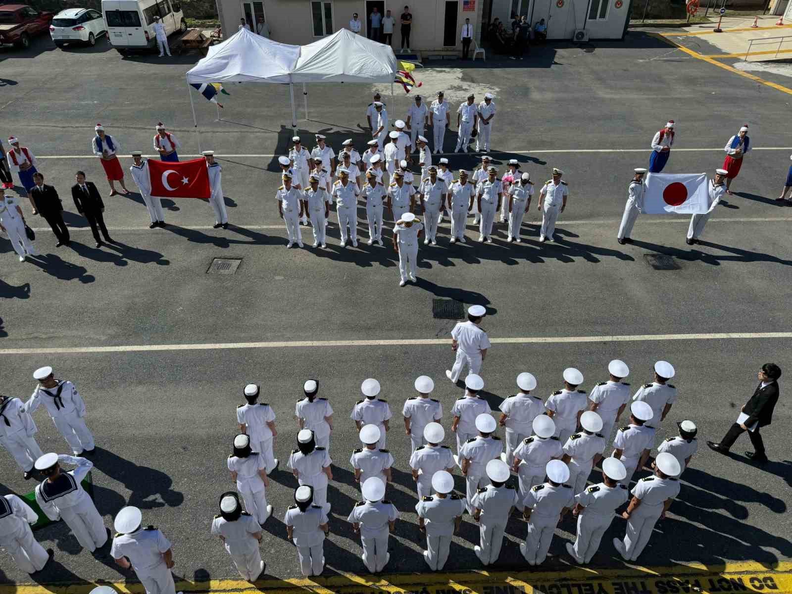 Japon eğitim gemileri dostluğun 100. yılını kutlamak için Sarayburnu Limanı’na demirledi
