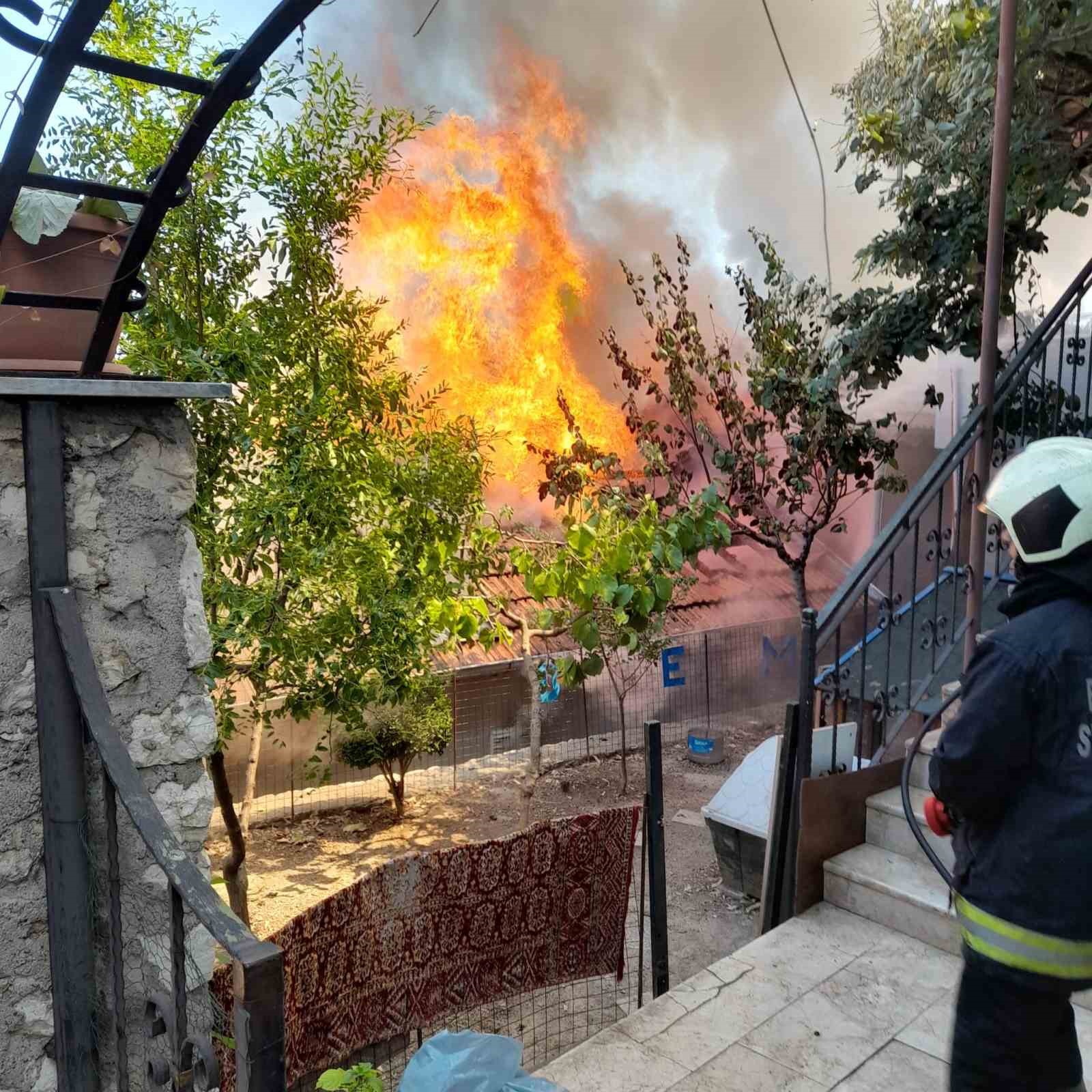 Uludağ’ın eteklerinde 2 ahşap ev alev alev yandı
