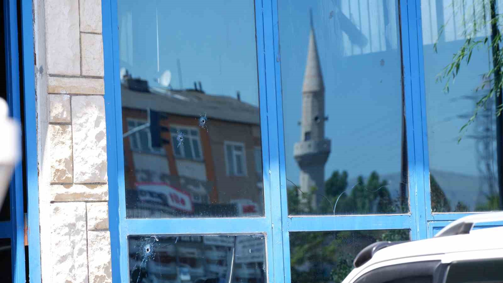 Erzurum’da iş yerine kurşun yağmuru
