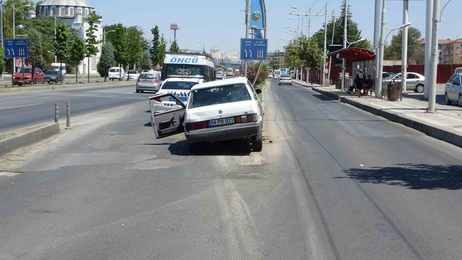 Refüje çarpan Tofaş kağıt gibi dağıldı: 6 yaralı
