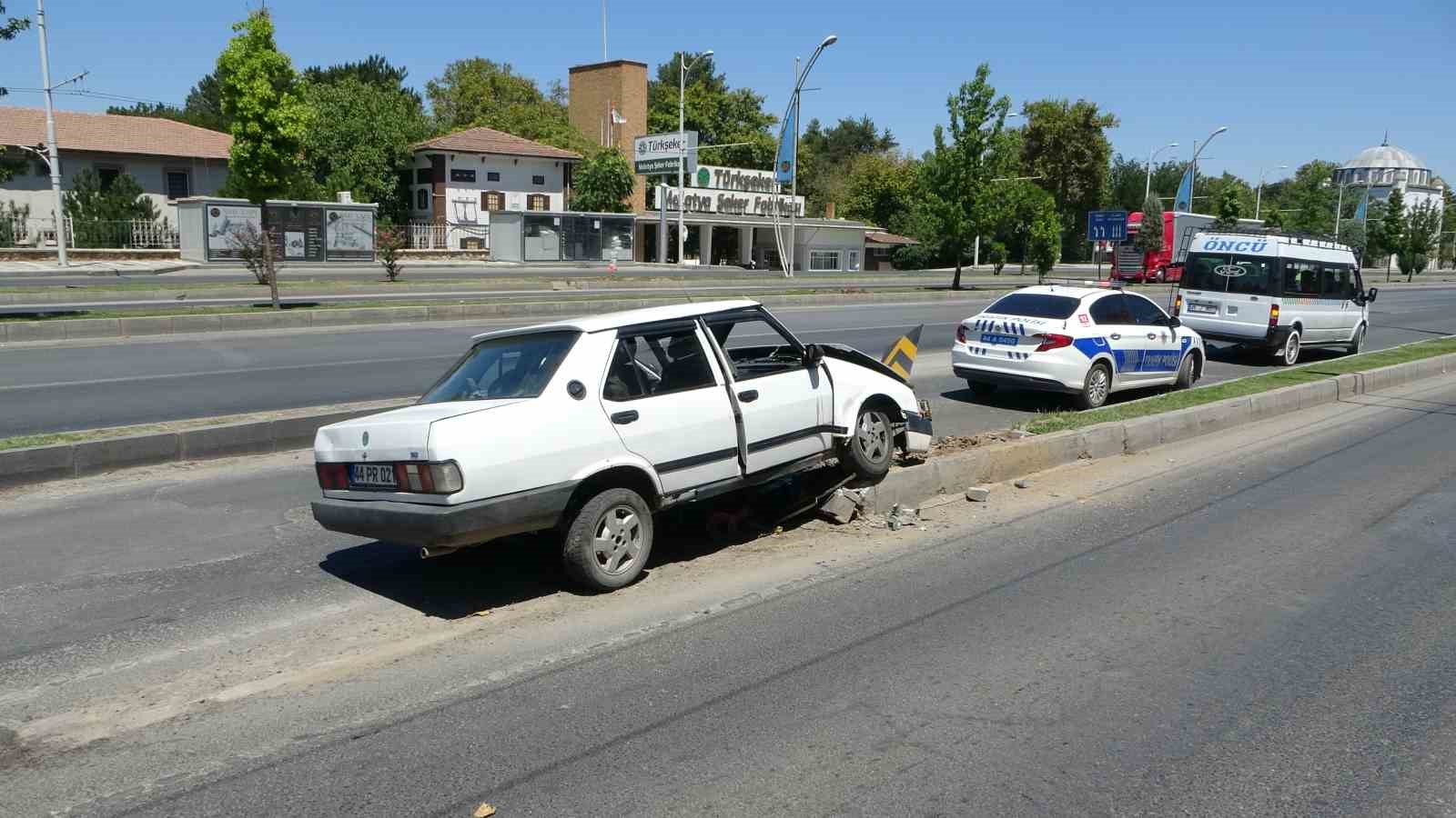 Refüje çarpan Tofaş kağıt gibi dağıldı: 6 yaralı
