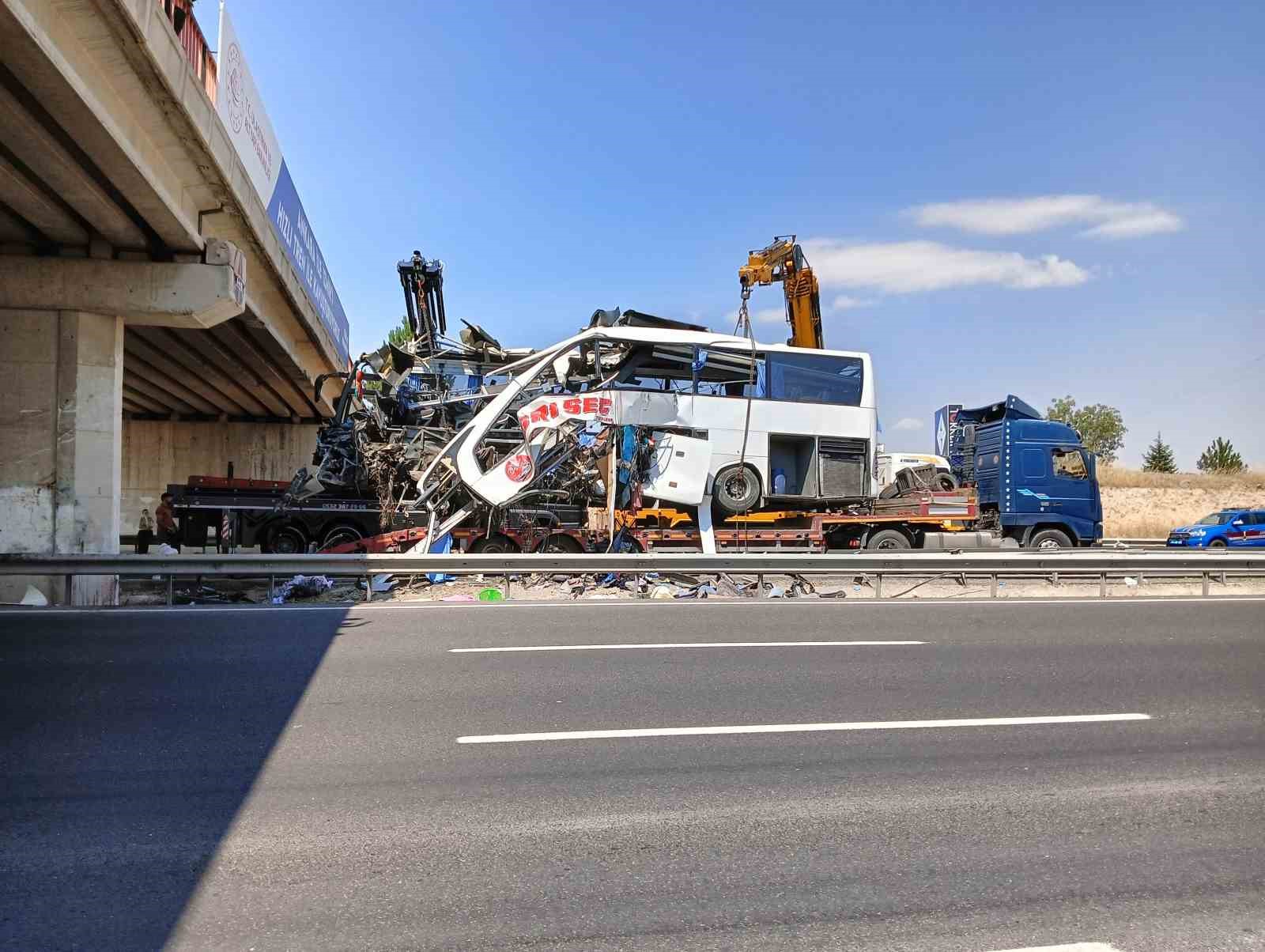 Ankara’da feci kazada hurdaya dönen otobüs yoldan kaldırıldı, trafik akışı normale döndü
