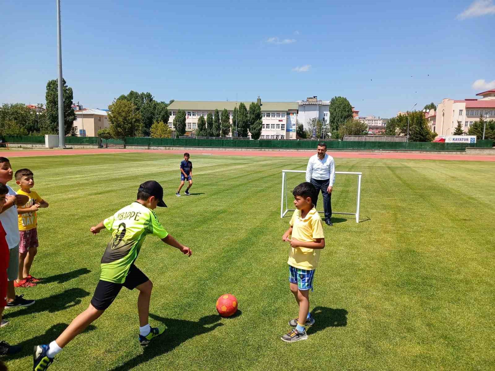 Kars’ta milletvekili çocuklarla top oynadı
